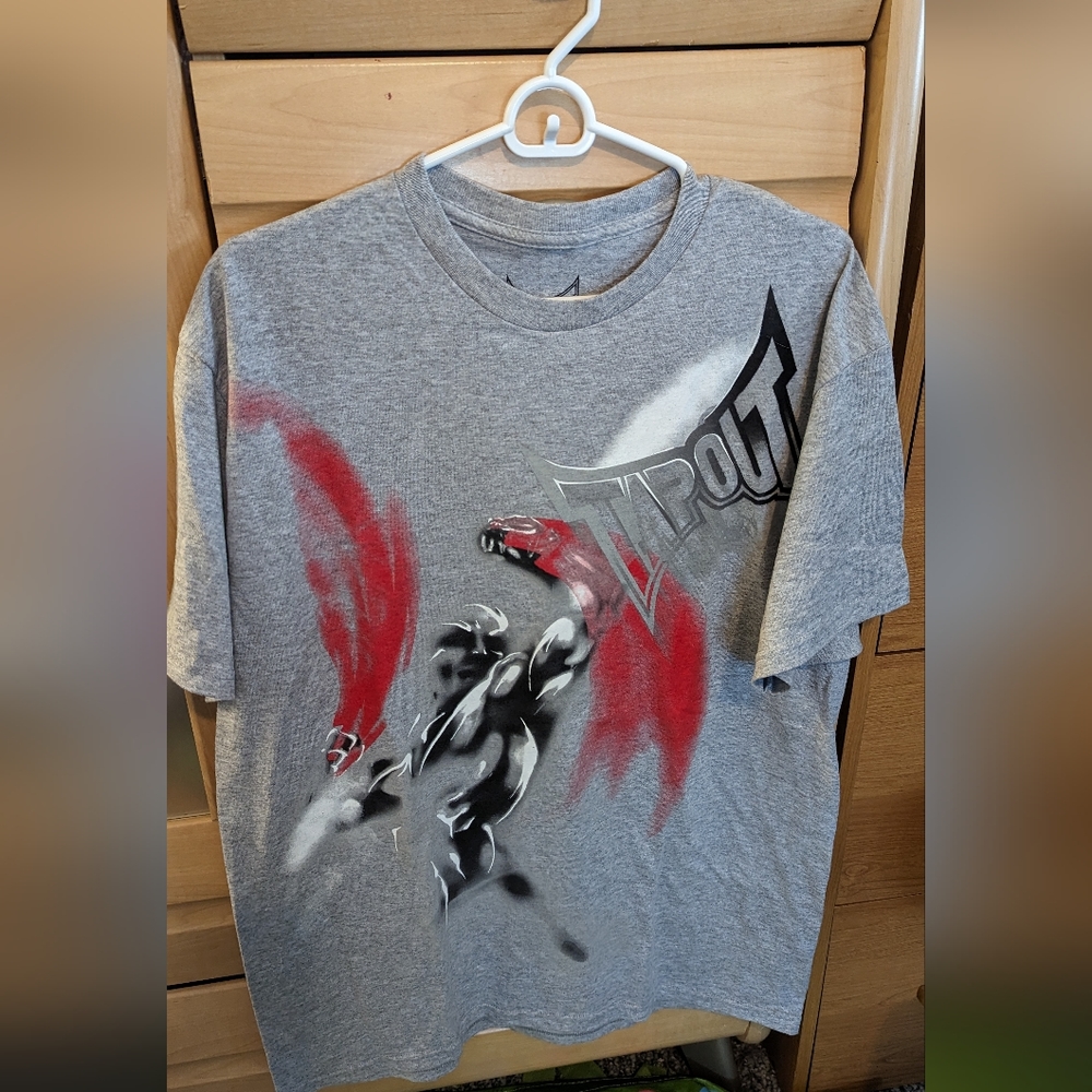 SALE Tapout brand size L men's grey tee with fighter punching perfect condition